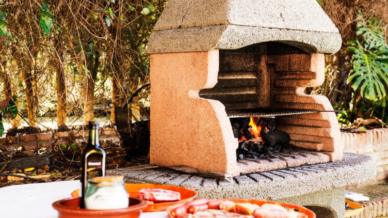 Scopri la differenza tra barbecue in muratura e forno a legna da esterno: quale scegliere?
