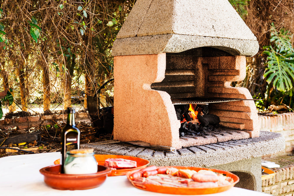 Scopri la differenza tra barbecue in muratura e forno a legna da esterno: quale scegliere?