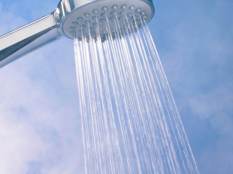 Acqua calda sempre disponibile: caldaia, scaldabagno o pompa di calore?