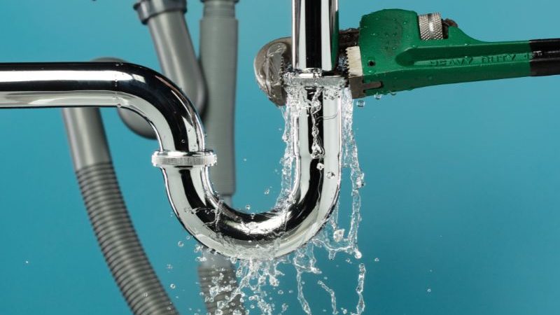 Sifone intasato? Ecco i metodi professionali per sturare senza danni