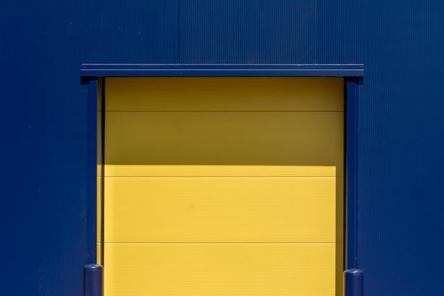 Riparazione di porte basculanti: quando chiamare un tecnico